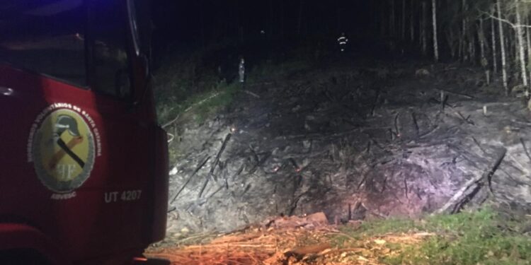 Queima de lixo resulta em incêndio em Schroeder