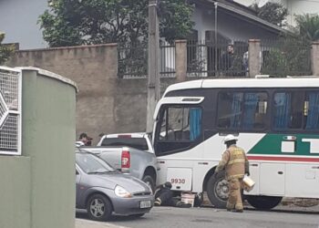 Ônibus e dois carros se envolvem em acidente em Jaraguá do Sul