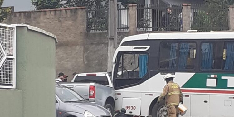 Ônibus e dois carros se envolvem em acidente em Jaraguá do Sul