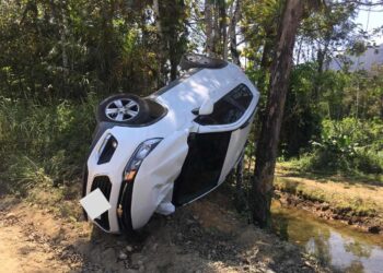 Mulher fica ferida após capotamento em Schroeder