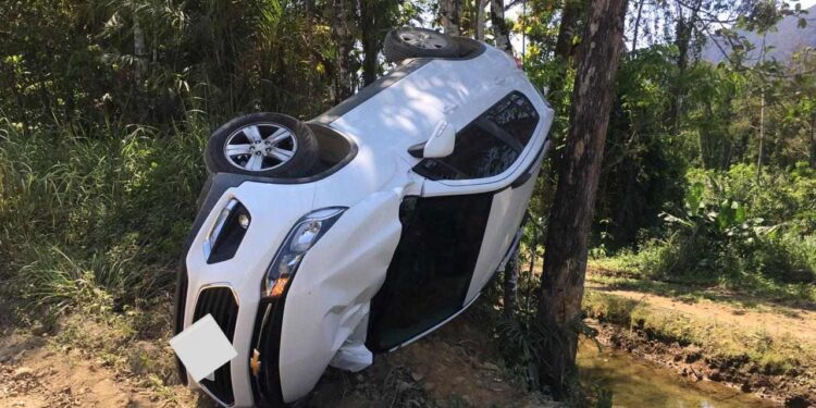 Mulher fica ferida após capotamento em Schroeder