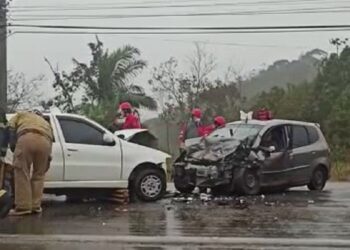 [VÍDEO] Acidente envolvendo dois carros é registrado em Jaraguá do Sul