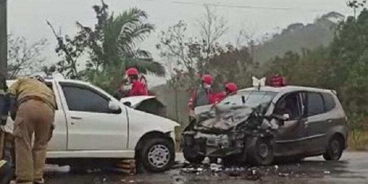 [VÍDEO] Acidente envolvendo dois carros é registrado em Jaraguá do Sul