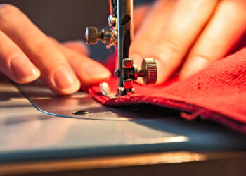 Quatro pessoas brigam após desacordo por valores de serviço de costura em Schroeder