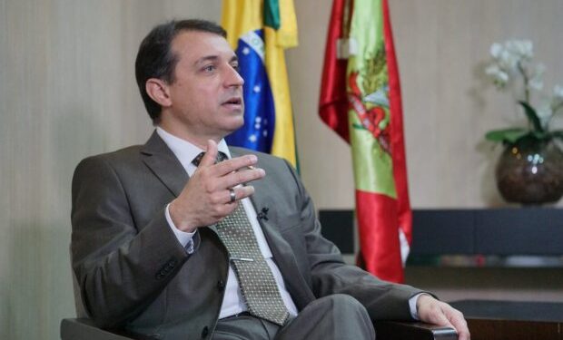 Governador de Santa Catarina aciona STF para que seja esclarecido rito de impeachment nos Estados