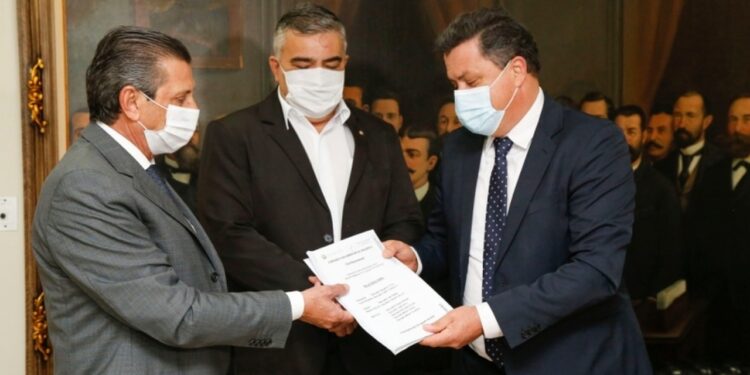 Presidente e Relator da CPI entregam novo pedido de impeachment do governador Carlos Moisés