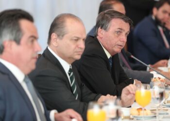 Governo prorroga auxílio emergencial de R$ 300 até o fim do ano