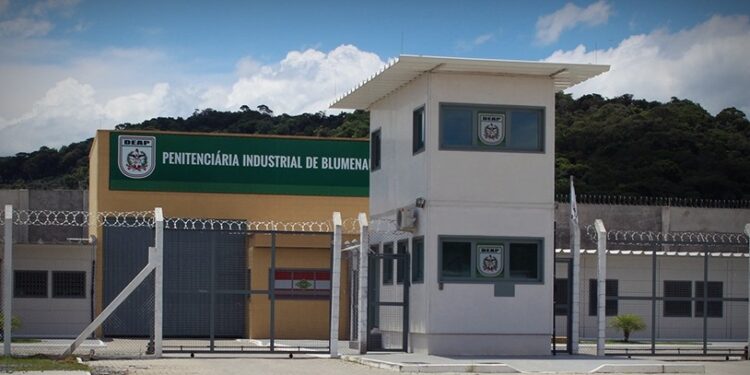 Preso é morto em cadeia e tem coração arrancado em Blumenau