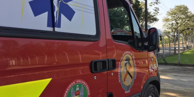 Idoso fica gravemente ferido após acidente com madeira em Schroeder