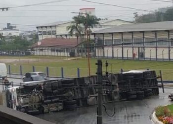 Caminhão tomba em rotatória na Ilha da Figueira, em Jaraguá do Sul