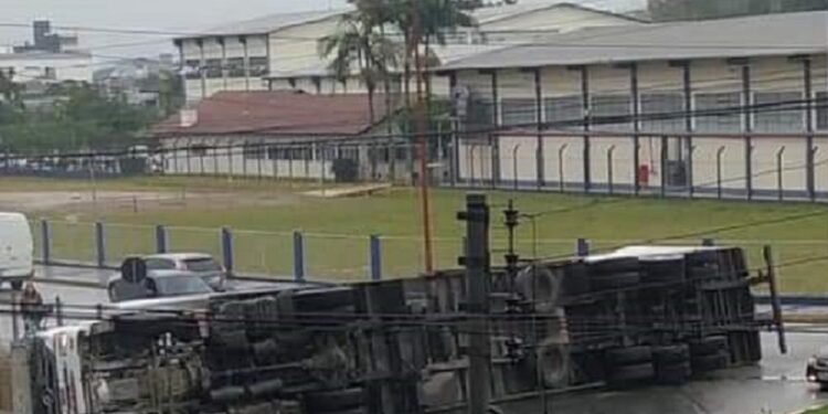 Caminhão tomba em rotatória na Ilha da Figueira, em Jaraguá do Sul