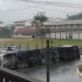 Caminhão tomba em rotatória na Ilha da Figueira, em Jaraguá do Sul