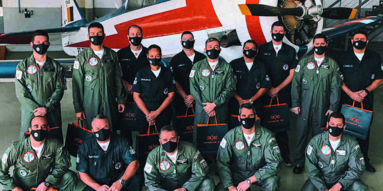 Empresa do Vale do Itapocu produz uniforme da Esquadrilha da Fumaça