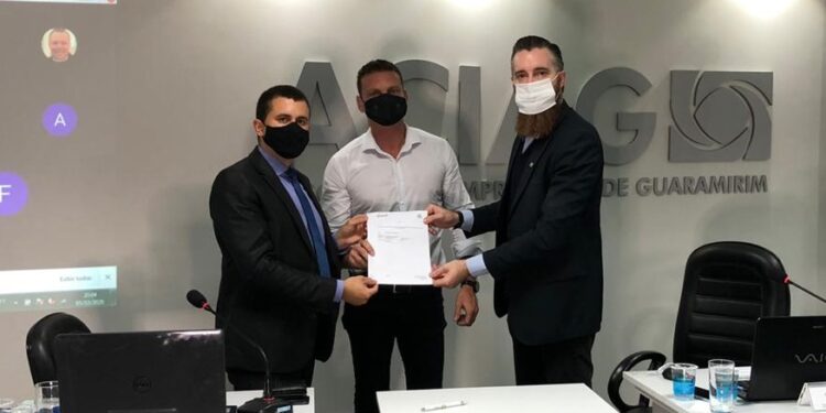 Ramon Castro e Giliardi Dorn (Patriota) abrem o ciclo de debates da Associação Empresarial de Guaramirim