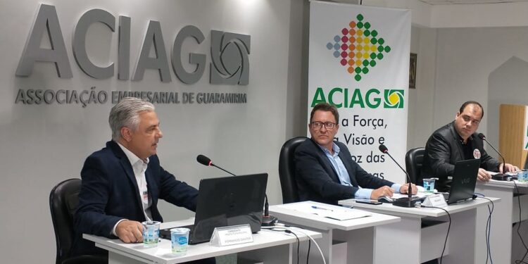 Fernando da Silva e Mario Sérgio apresentam propostas aos associados da ACIAG
