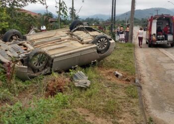 Homem tem mal súbito, perde controle de carro e capota em Schroeder