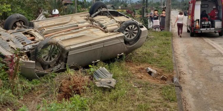Homem tem mal súbito, perde controle de carro e capota em Schroeder