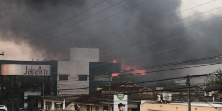 [Vídeo] Incêndio que atingiu empresa de Jaraguá do Sul é controlado
