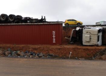 Caminhão capota na BR-280, em Guaramirim