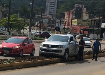 Carro fica engatado em canteiro de flores em Guaramirim
