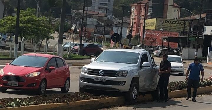 Carro fica engatado em canteiro de flores em Guaramirim