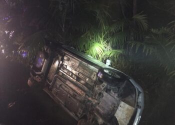 Mulher fica ferida após capotamento em Schroeder