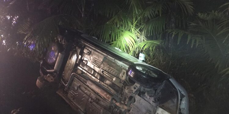 Mulher fica ferida após capotamento em Schroeder