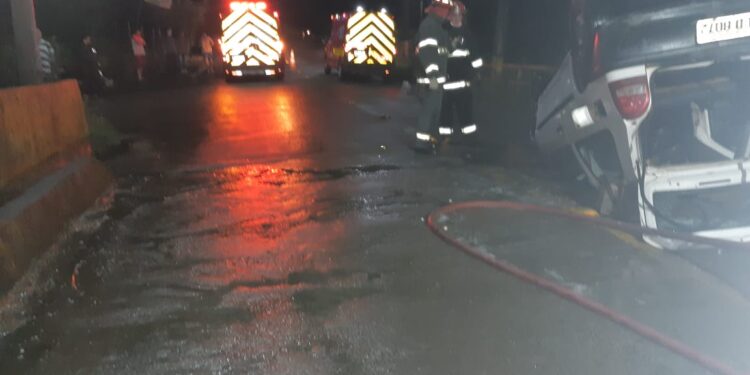 Homem fica ferido após capotamento em Schroeder