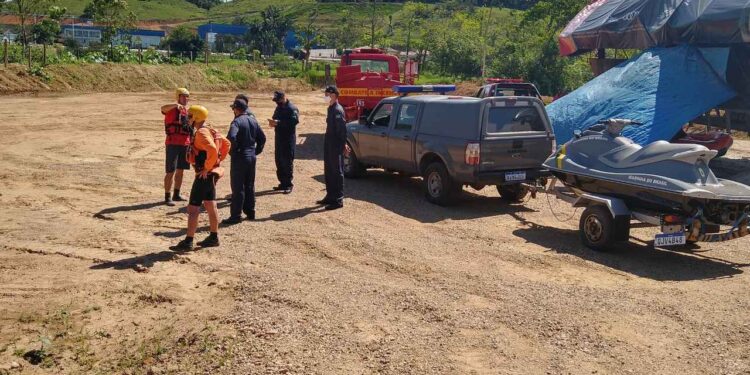 Equipe da Marinha de São Francisco de Sul auxilia buscas por pescador desaparecido em Guaramirim
