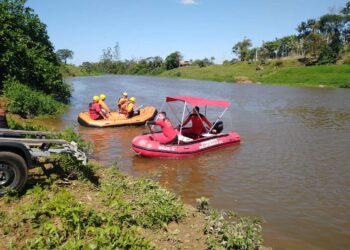 Equipe da Marinha de São Francisco de Sul auxilia buscas por pescador desaparecido em Guaramirim