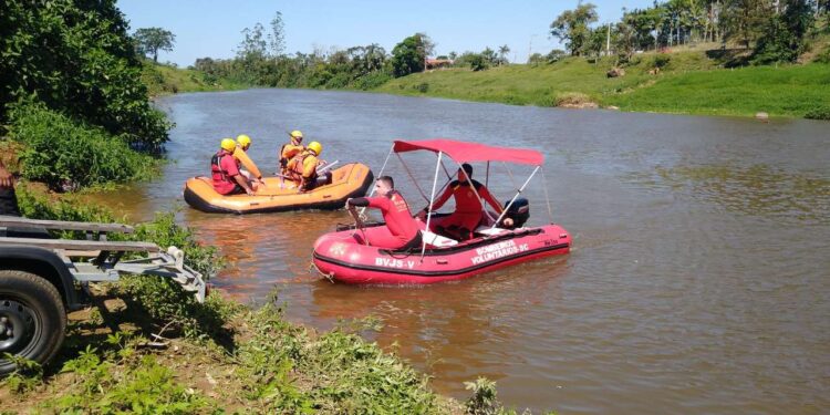 Equipe da Marinha de São Francisco de Sul auxilia buscas por pescador desaparecido em Guaramirim