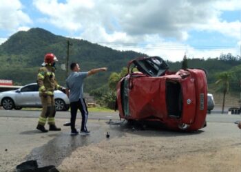 Dois carros se envolvem em acidente na BR-280, em Guaramirim