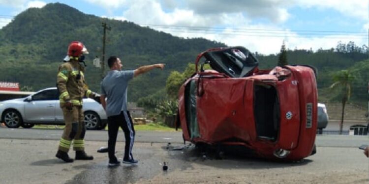 Dois carros se envolvem em acidente na BR-280, em Guaramirim