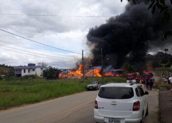 [Vídeo] Incêndio atinge galpão em Jaraguá do Sul
