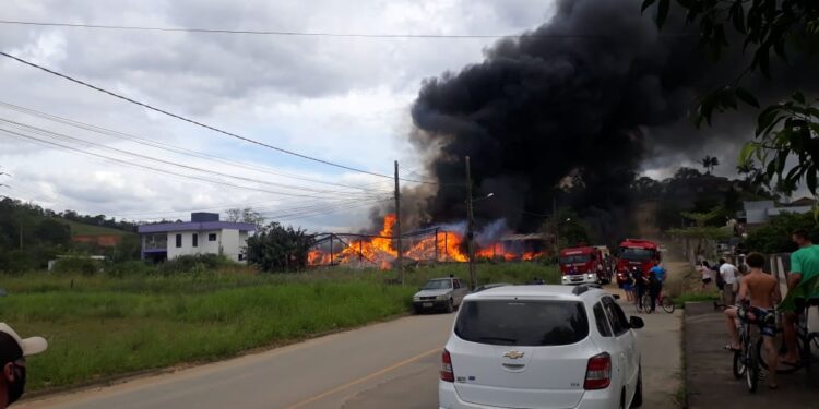 [Vídeo] Incêndio atinge galpão em Jaraguá do Sul