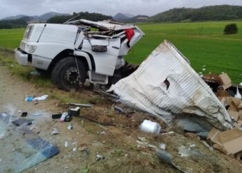 Dois homens ficam feridos após carreta capotar em Massaranduba