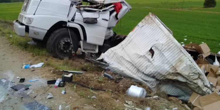 Dois homens ficam feridos após carreta capotar em Massaranduba
