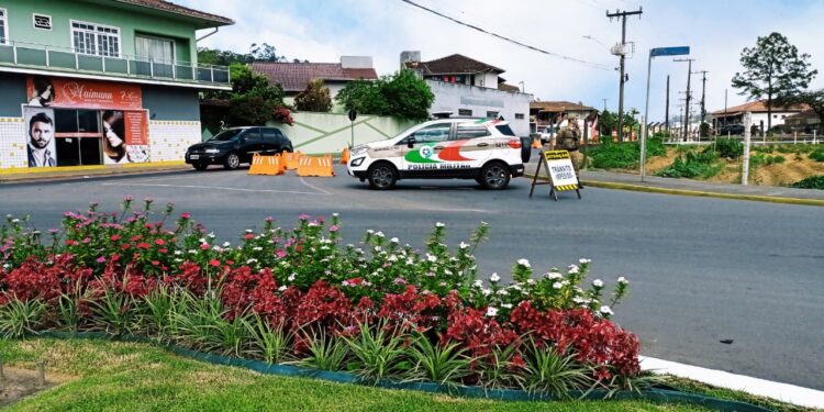 Diretor de Trânsito avalia primeiro dia de mudança no sentido de circulação da Rua José Theodoro Ribeiro
