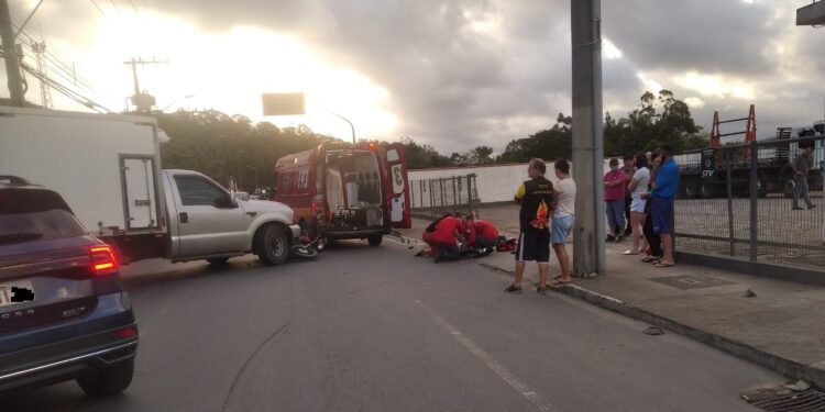 Motociclista fica ferido após acidente envolvendo carro em Jaraguá do Sul