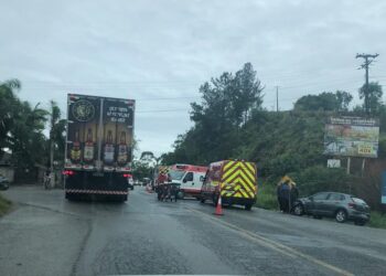 Mulher perde controle e capota carro em Guaramirim