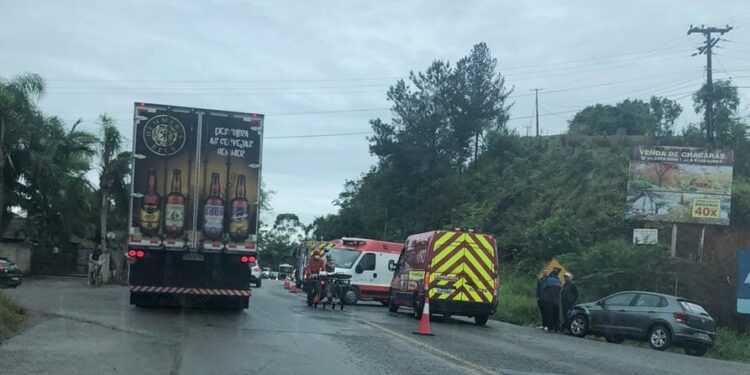 Mulher perde controle e capota carro em Guaramirim
