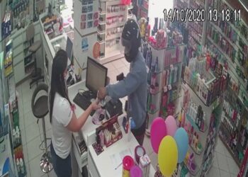[Vídeo] Homem armado assalta farmácia em Massaranduba
