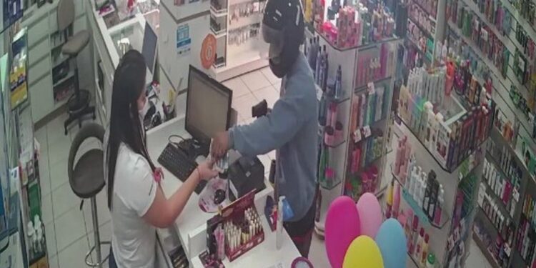 [Vídeo] Homem armado assalta farmácia em Massaranduba