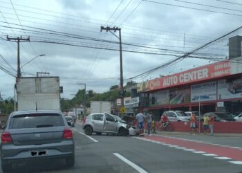 Mulher fica ferida após acidente envolvendo carro e caminhão em Jaraguá do Sul