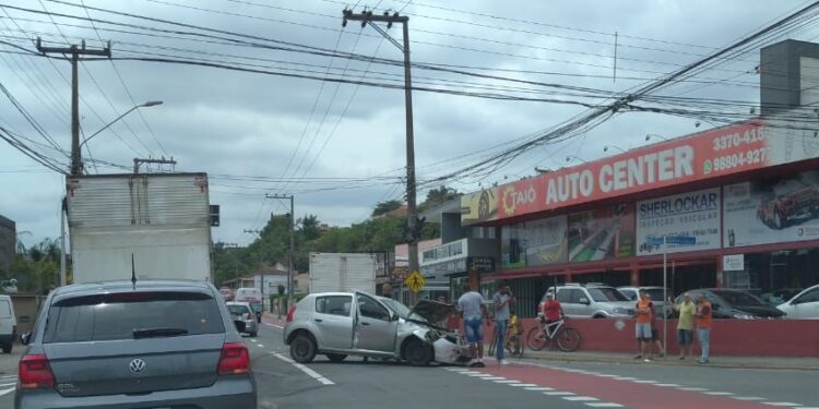 Mulher fica ferida após acidente envolvendo carro e caminhão em Jaraguá do Sul