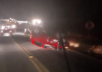 Carro capota na BR-280, em Guaramirim