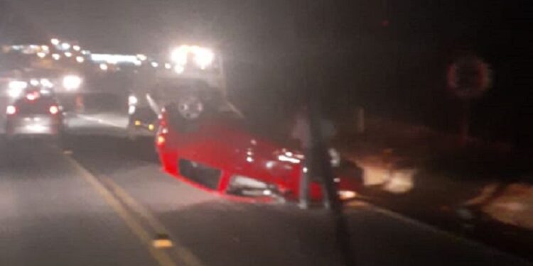 Carro capota na BR-280, em Guaramirim