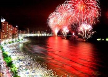 Depois de Florianópolis, Balneário Camboriú também cancela queima de fogos no réveillon