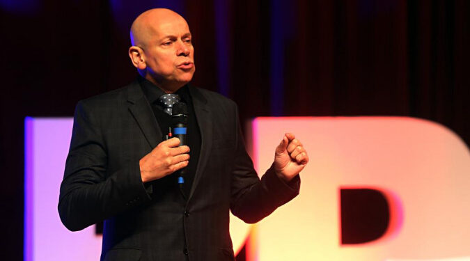 Educação de Jaraguá lança nova Proposta Pedagógica com a presença do filósofo Leandro Karnal