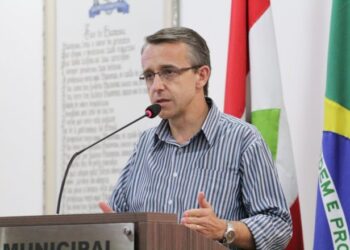 Mário Hildebrandt (Podemos) é eleito prefeito de Blumenau